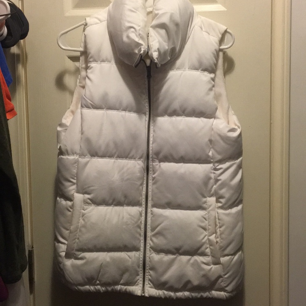 Beautiful white puffer vest!